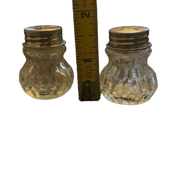 Vintage Mini Salt And Pepper Shakers Ridged Clear Glass Classic Americana - Picture 5 of 6